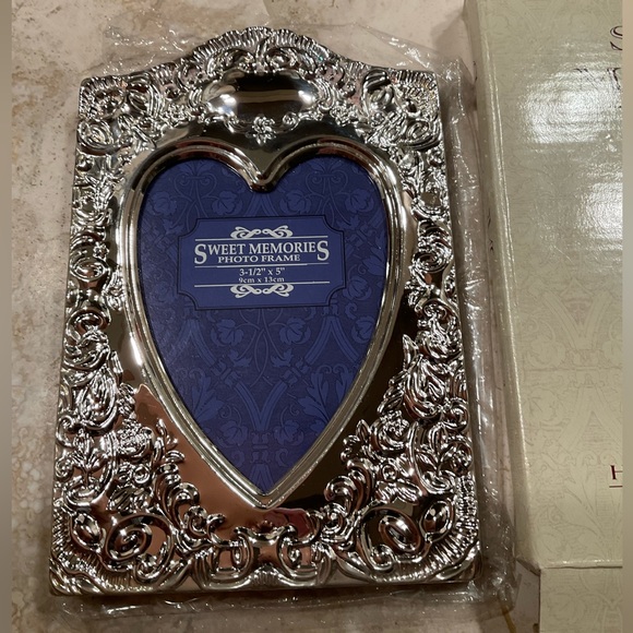 SILVER FRAME 3 1/2” X 5” BY SWEET MEMORIES NEW IN BOX - Picture 1 of 3